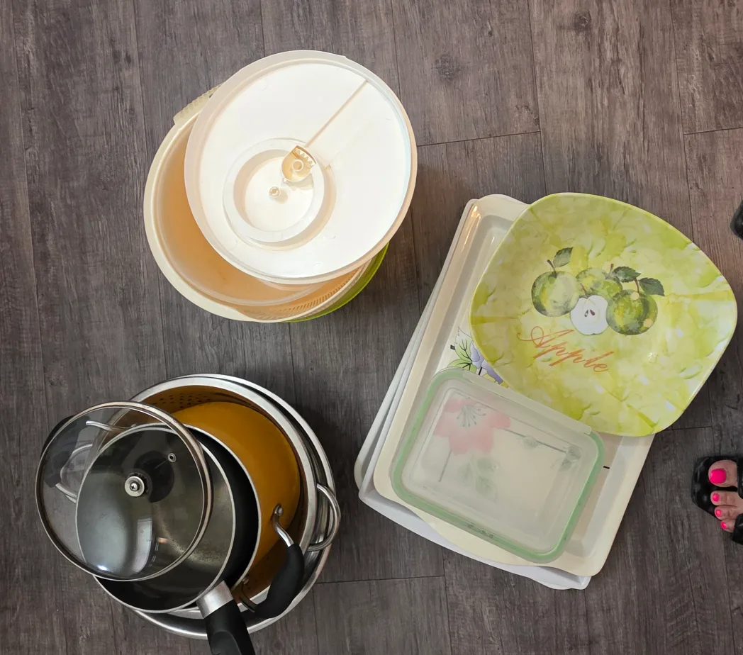 Kitchenware Bundle: Pots, Salad Spinner, & More! thumbnail