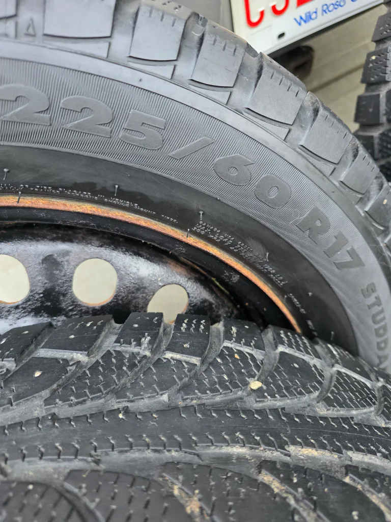 Set of 4 Winter Tires 225/60R17 image indicator(3)