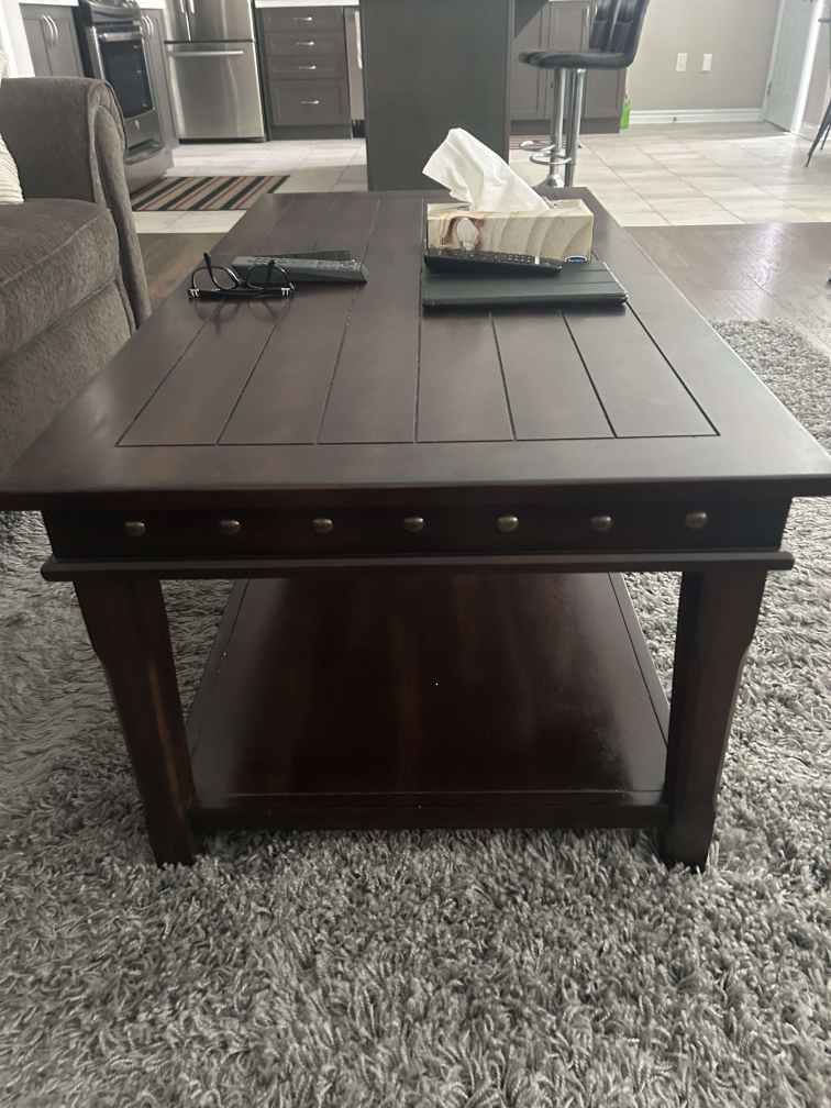 🪵 Solid Wood Coffee Table – Excellent Condition