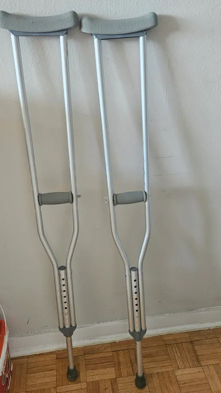 Adjustable Adult Crutches thumbnail