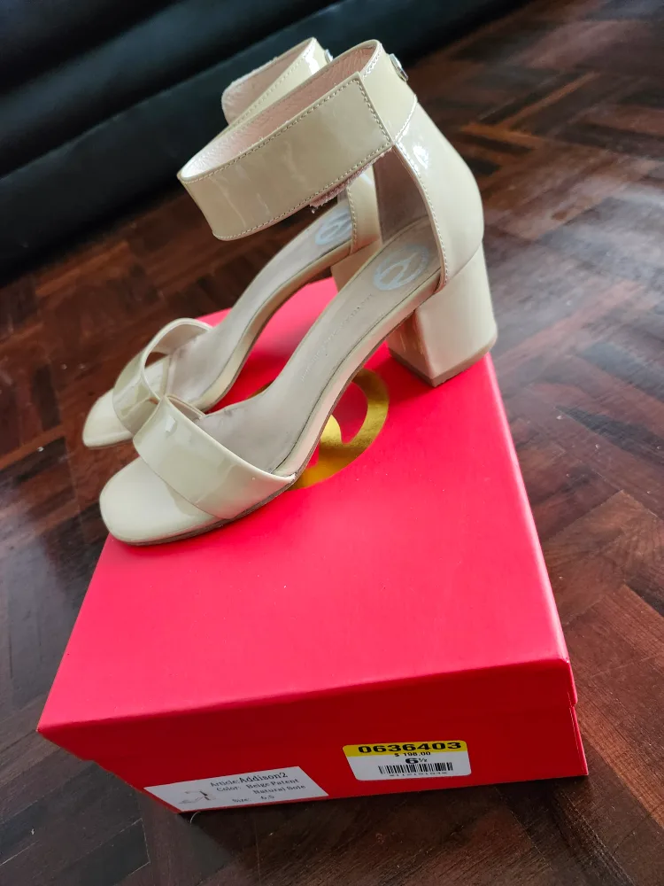 Browns Shoes - Size 6.5 image indicator(3)