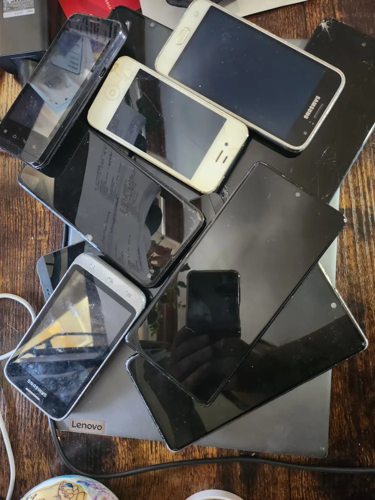 Lot of Used Smartphones - Samsung, HTC, iPhone thumbnail