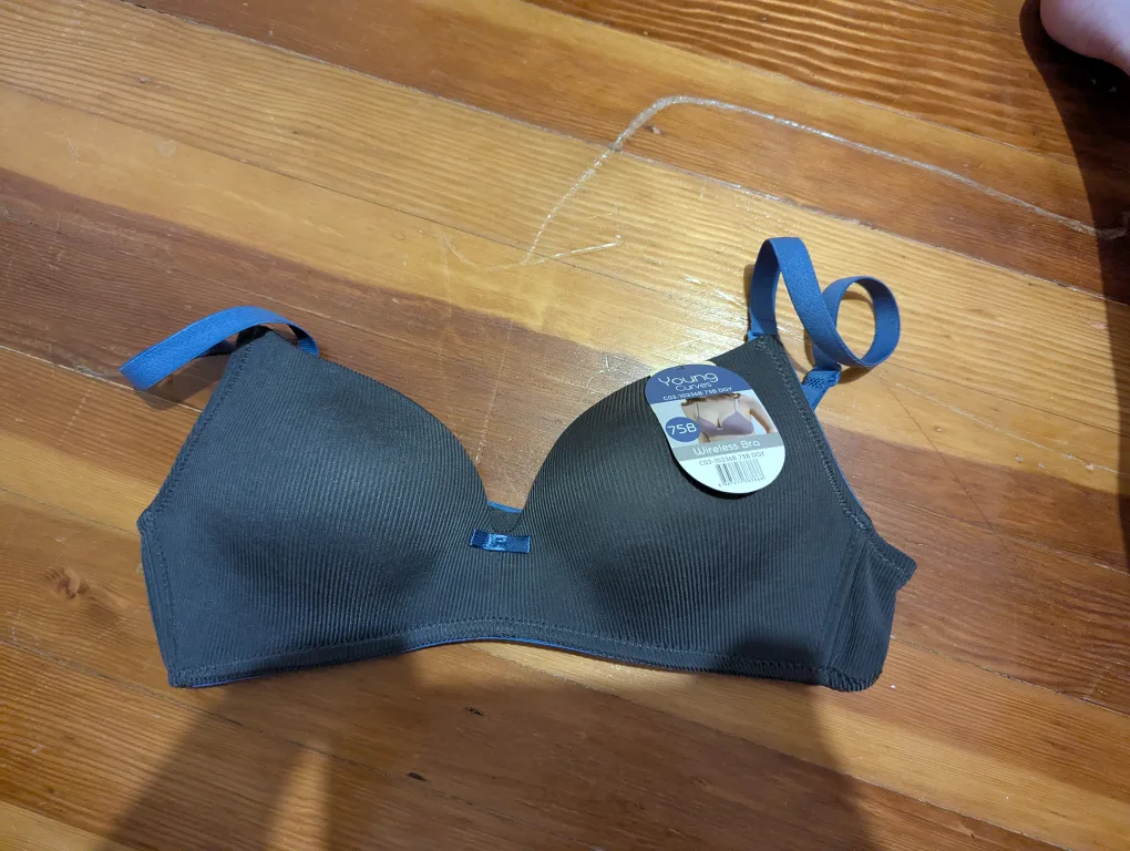Young Curves Wireless Bra - size 34B thumbnail
