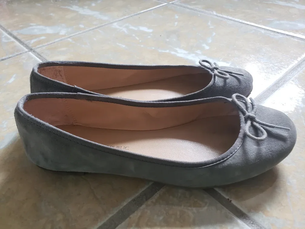 Banana Republic Grey Ballet Flats Size 7 🇨🇦 image indicator(2)