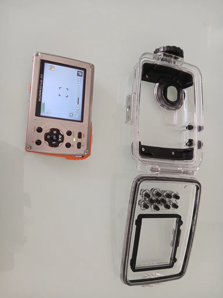 Intova diver's  Camera with Waterproof Housing thumbnail