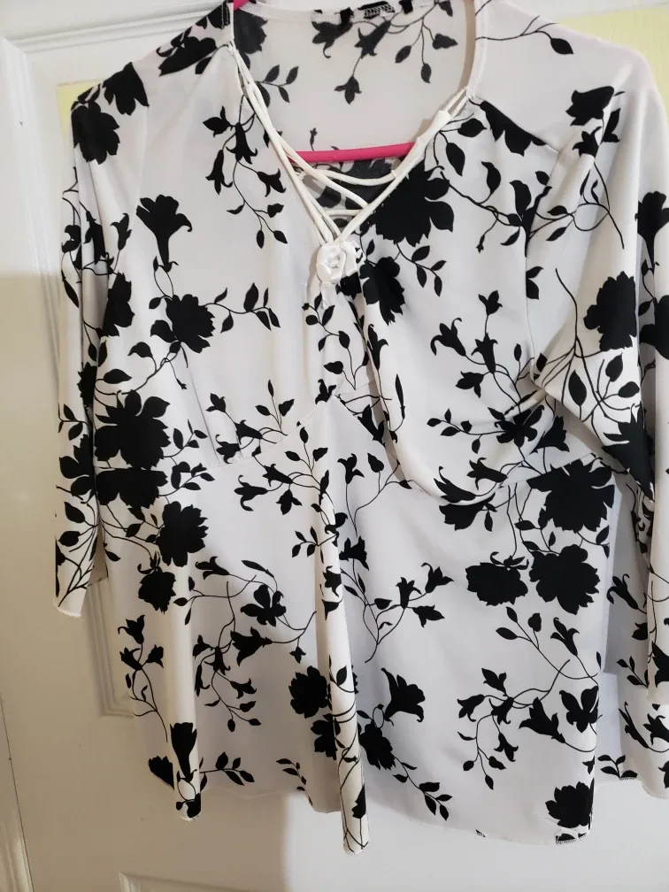 🇨🇦Floral Print Blouse - Size L thumbnail