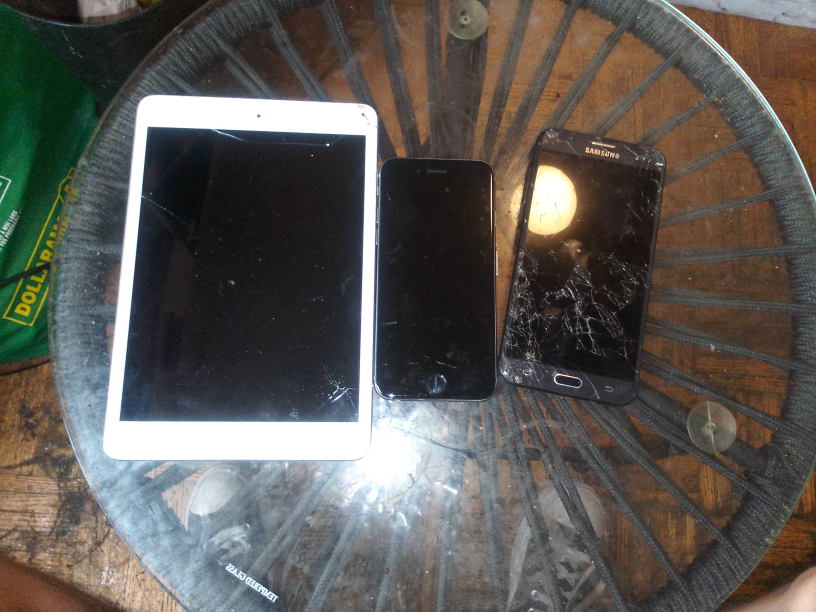 Broken iPad, iPhone, and Samsung Phone - photo 2