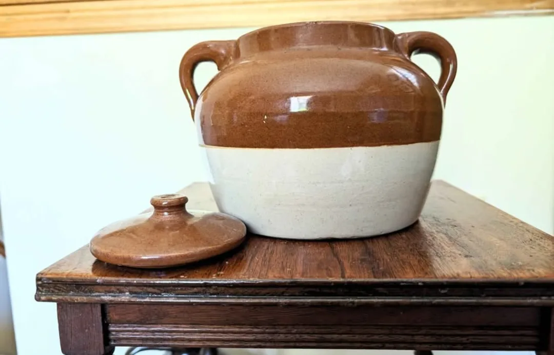 Medicine Hat Potteries Clay Bean Pot ~ 2 quart ~ 1940s image indicator(5)