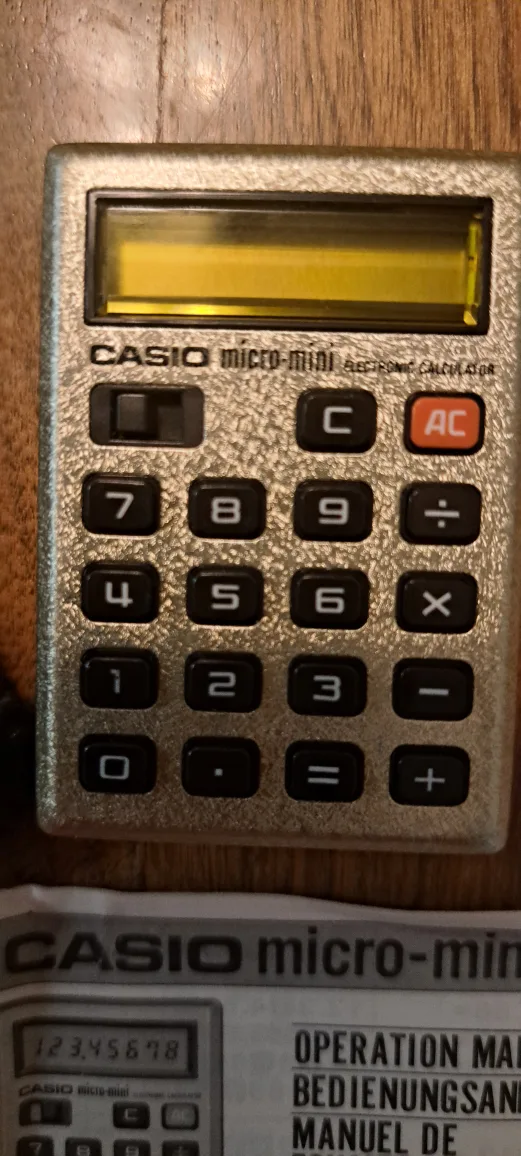Vintage Casio Micro-Mini Calculator (M-800) thumbnail