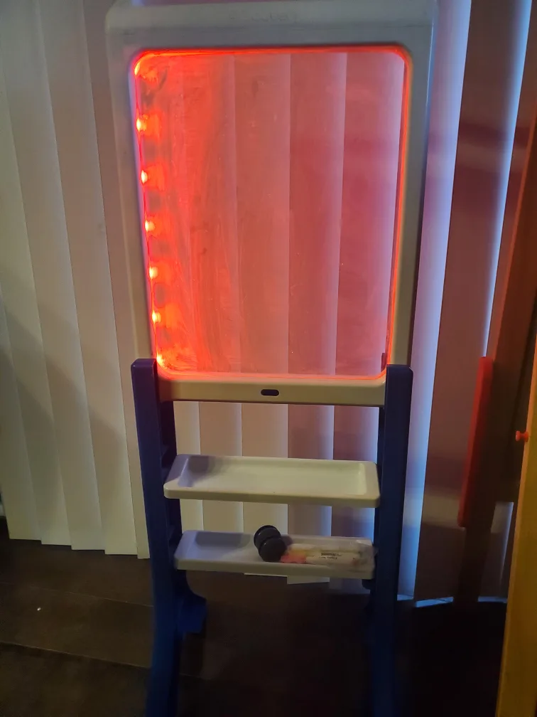 Light Up Kids Easel image indicator(2)