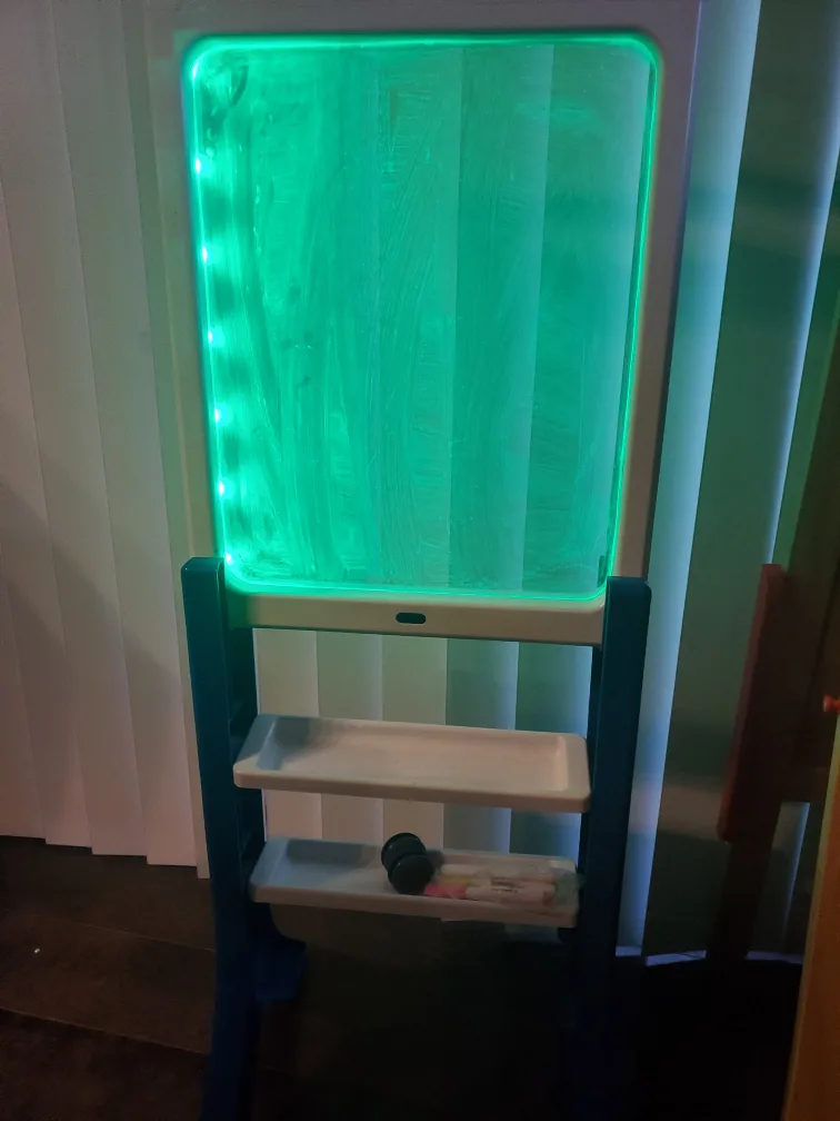 Light Up Kids Easel image indicator(3)