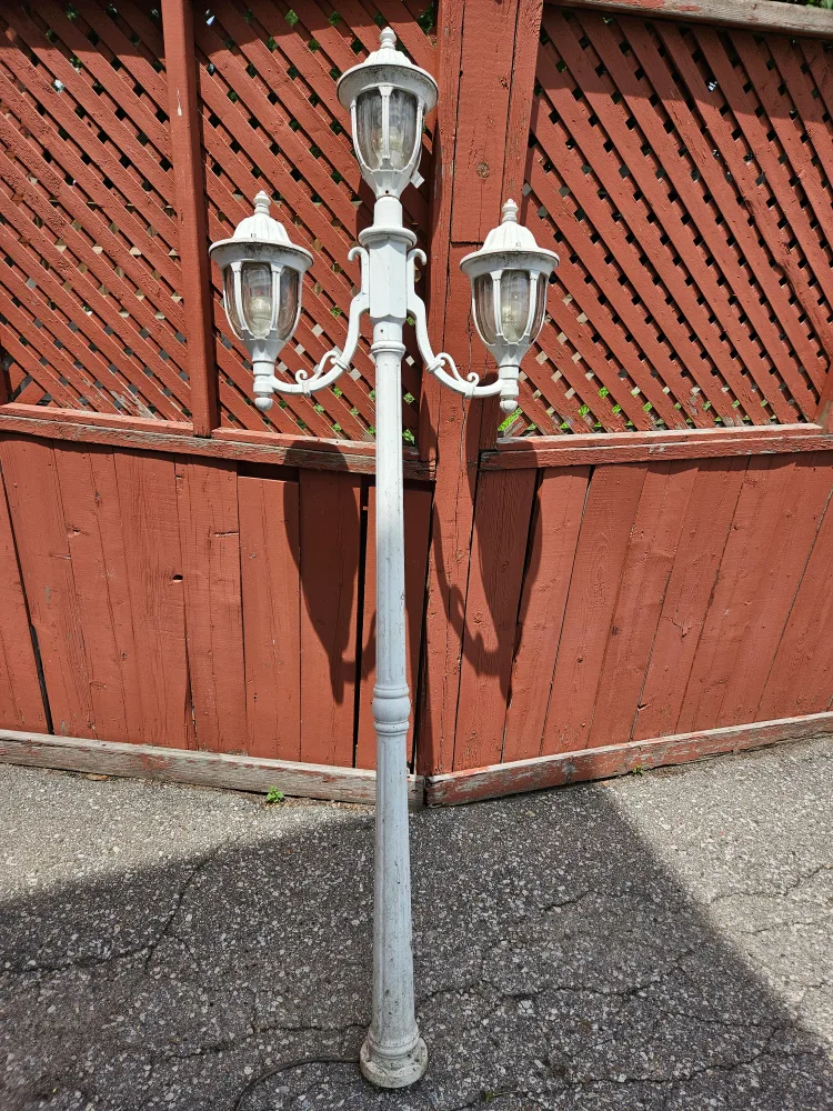 Outdoor 3-Light Lamp Post thumbnail