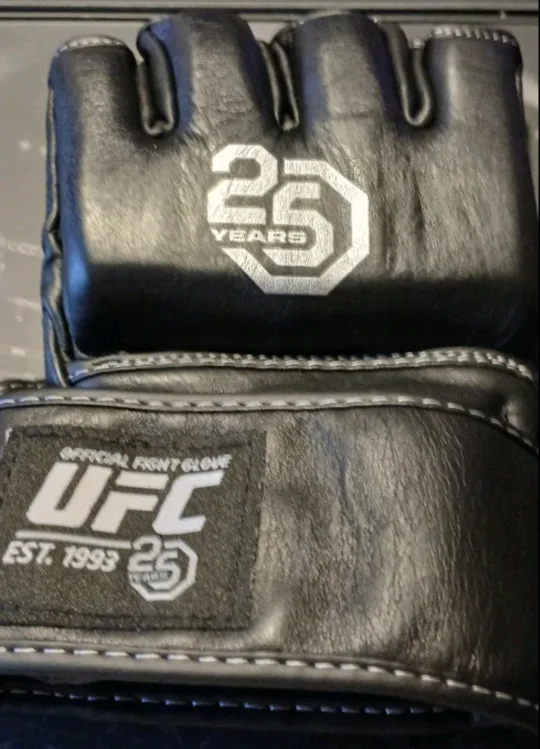 NEW! RARE UFC 25 YEAR SILVER ANNIVERSARY PROMO PACKAGE image indicator(2)
