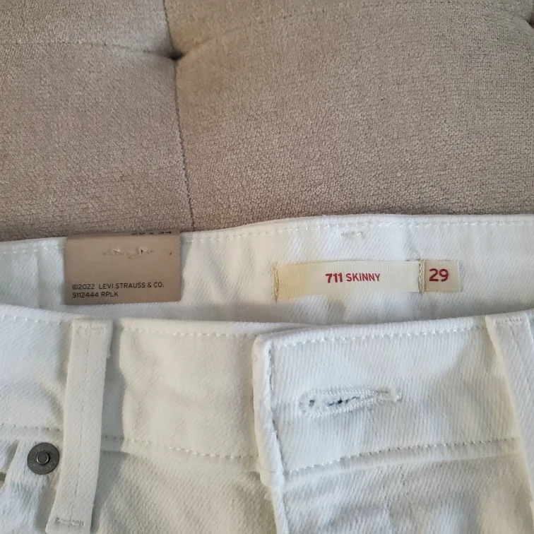 New Levi's Women's White Skinny Jeans image indicator(9)