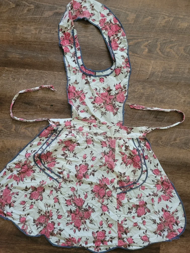 Vintage Handmade Full Apron 🇨🇦 thumbnail