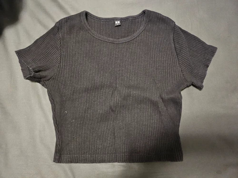 Uniqlo Ribbed Cropped T-Shirt - Black & White image indicator(2)
