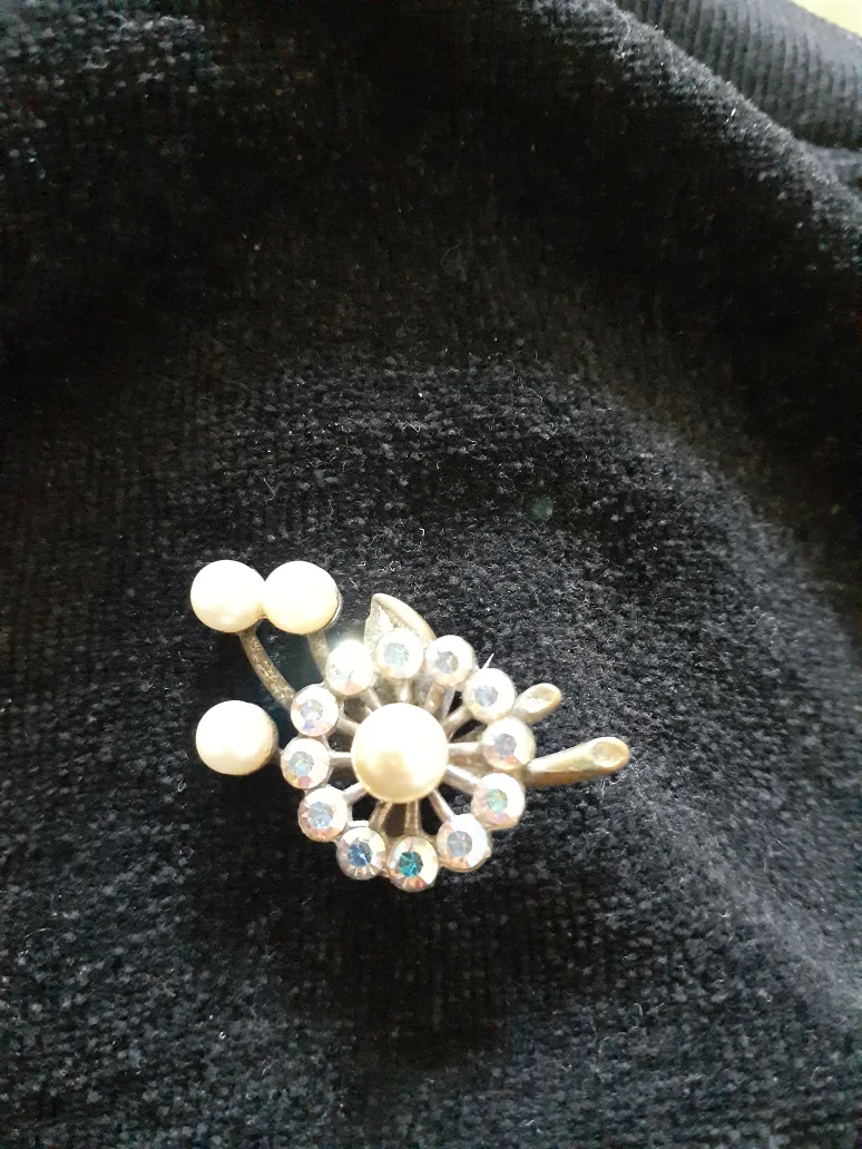 Vintage Pearl and Rhinestone Brooch & Earrings Set image indicator(2)