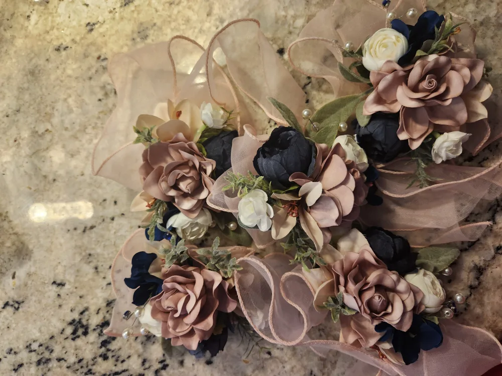 Ling Moments Floral Corsage Set in Box image indicator(2)