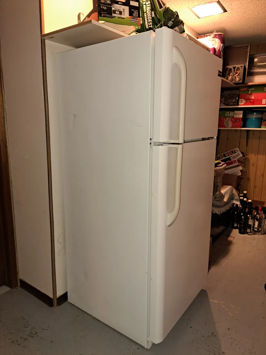 Frigidaire White Refrigerator/freezer thumbnail