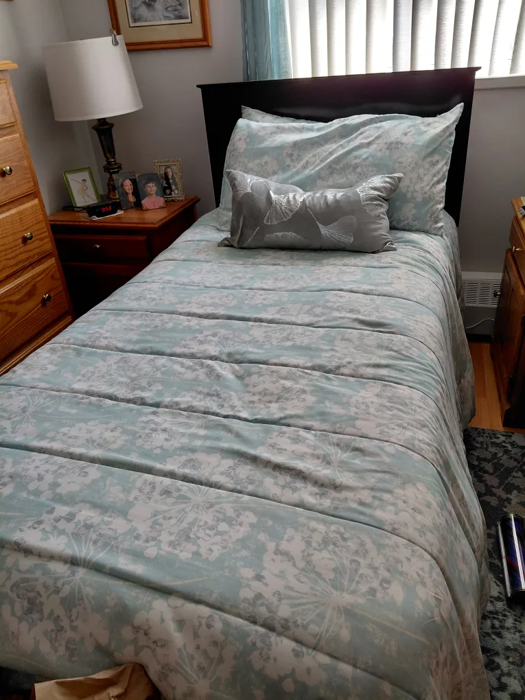 Twin bed,  floral comforter set & more thumbnail