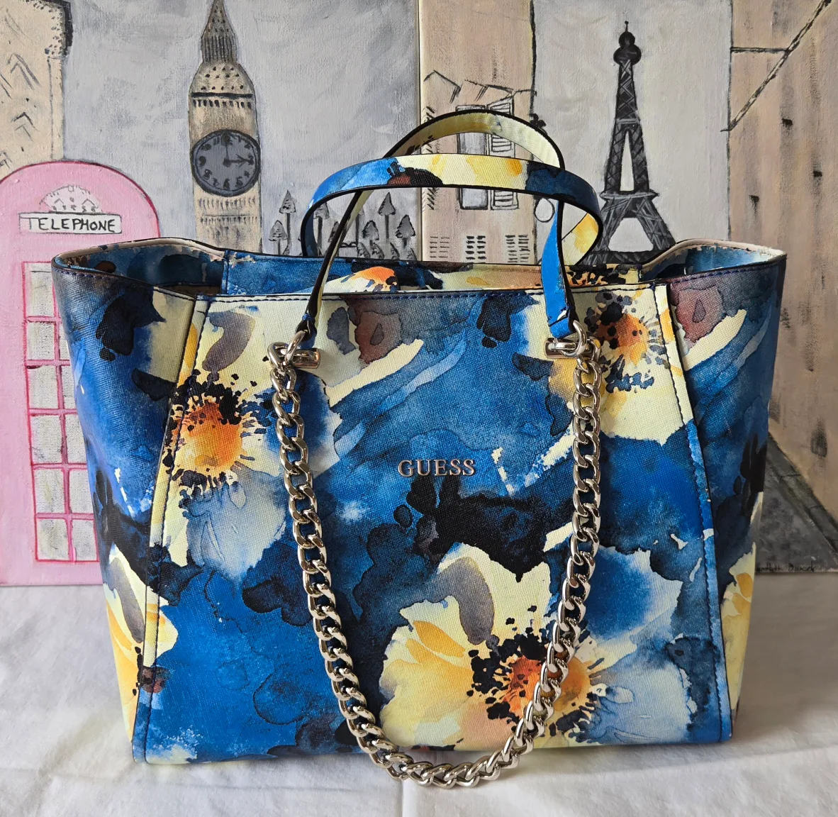 Fashion Large GUESS Multicolor Floral Handbag/Trapeze Bag