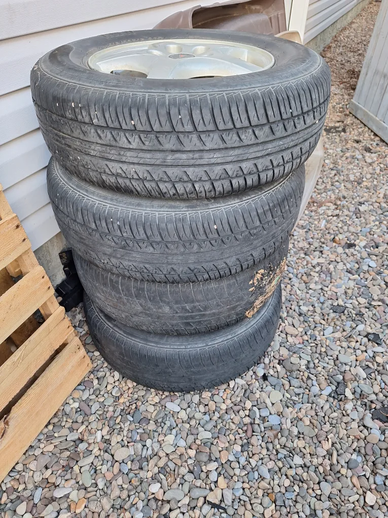 Motomaster AW II Tires on Pontiac Rims - 215/70R15 image indicator(5)