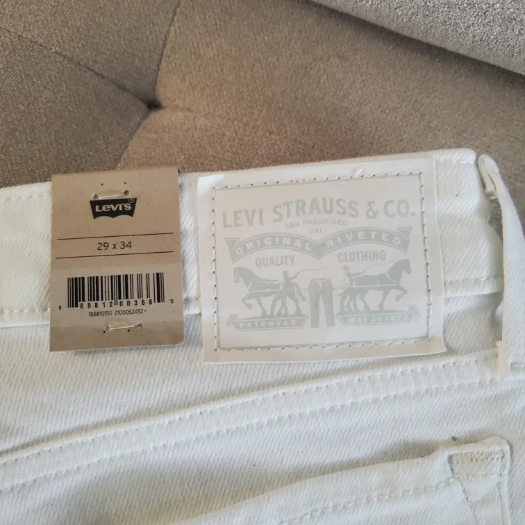 New Levi's Women's White Skinny Jeans image indicator(8)