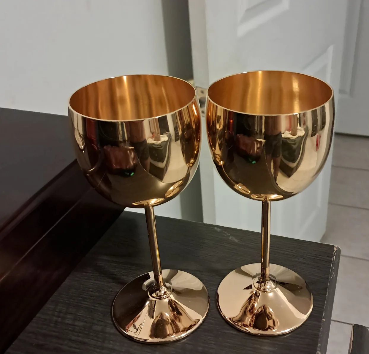 Set of 2 Gold Wine Glasses image indicator(2)