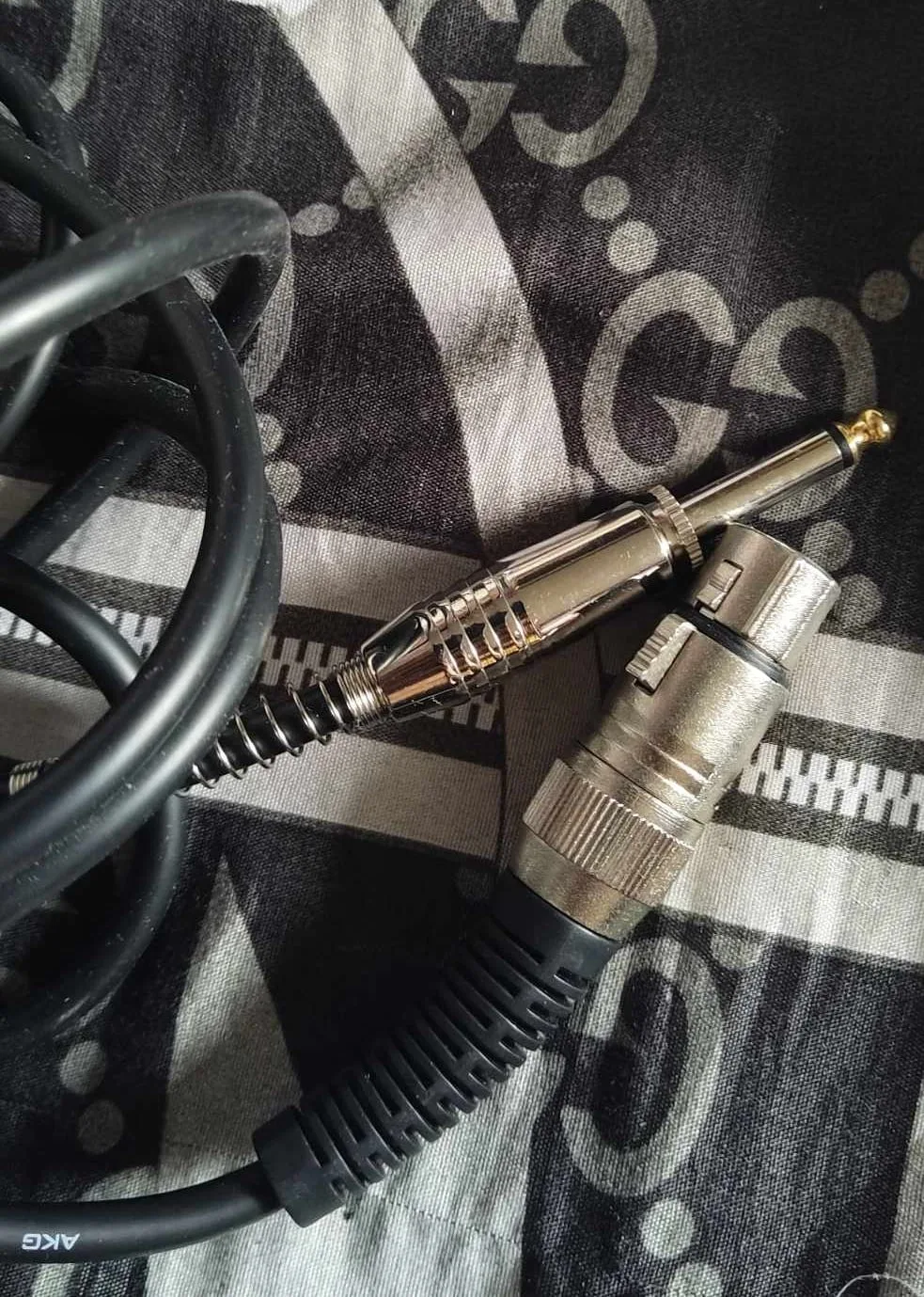 2 Studio Microphones & 1 Pop Filter/ Screen image indicator(7)