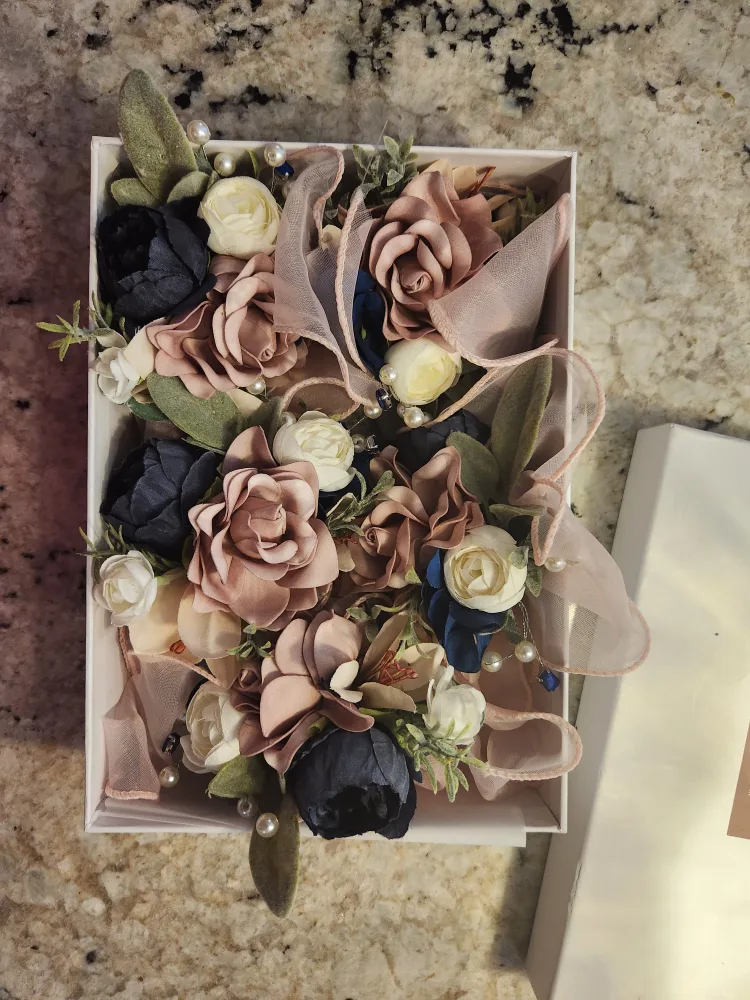 Ling Moments Floral Corsage Set in Box image indicator(5)