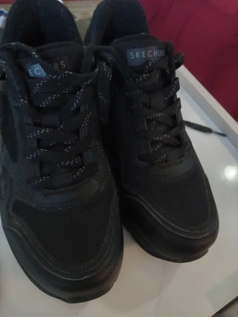 Skechers Women's Size 7.5 Black Sneakers thumbnail