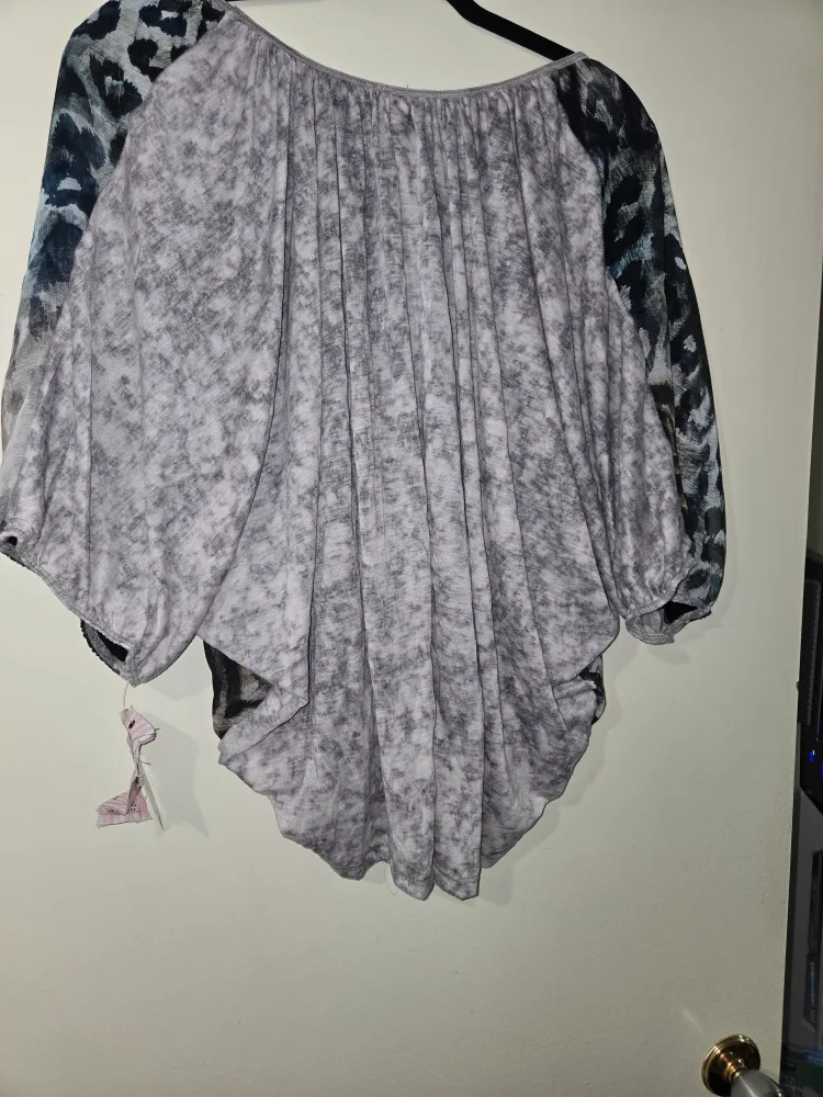 NEW with Tags Women's Tops, shirts ,t-shirts , mix sizes image indicator(9)