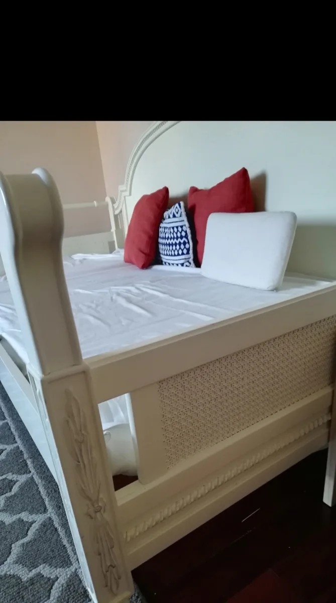 White Daybed thumbnail