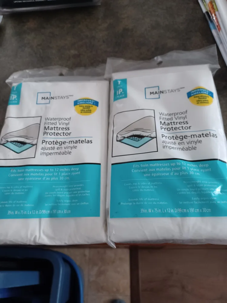 Mainstays Twin Waterproof Mattress Protector - New! thumbnail