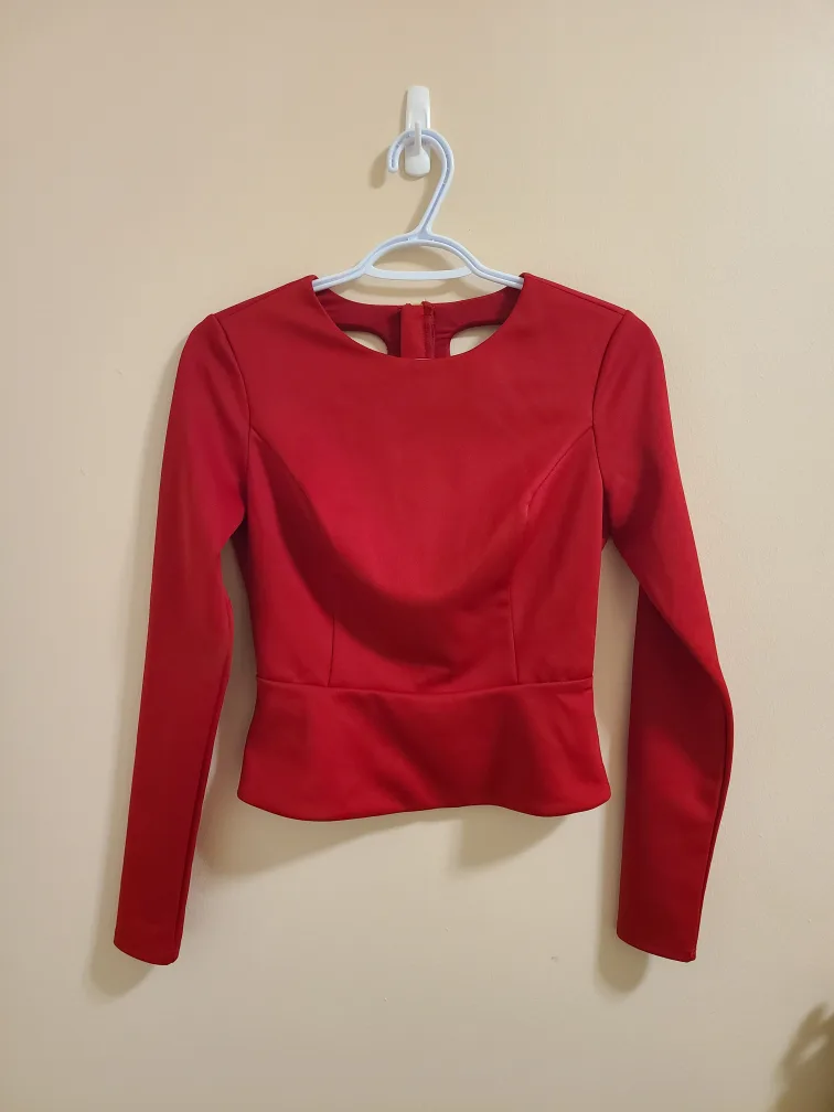 🇨🇦Elegant Red Top with Open Back thumbnail
