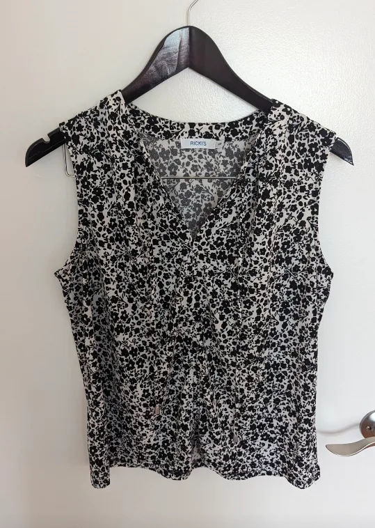 Ricki's Black & White Floral Sleeveless Blouse - Women's Medium thumbnail