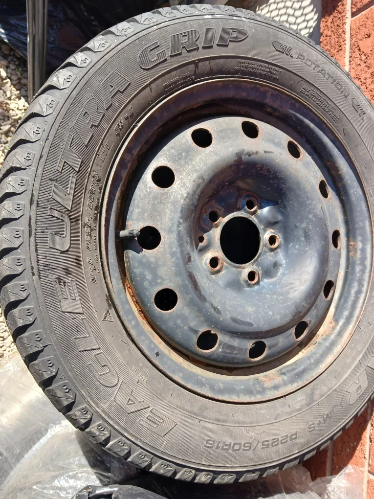 Goodyear Ultra Grip Winter Tire P225/60R16 with Steel  Rims image indicator(4)