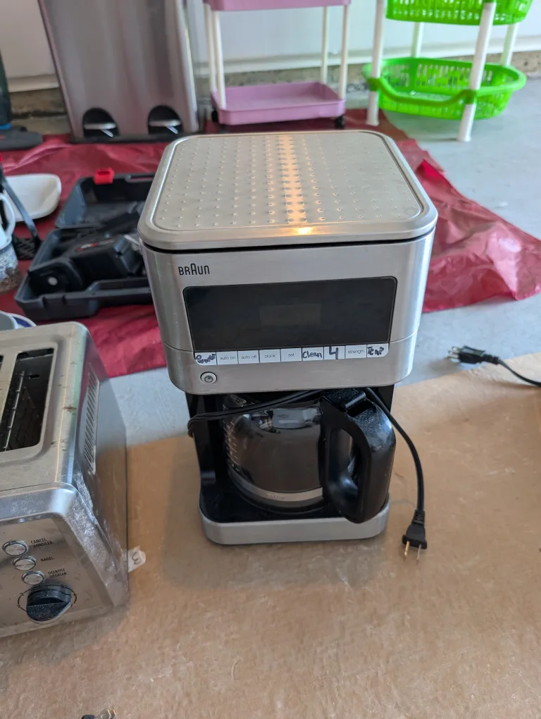 Moving sale Black+Decker Toaster Oven & Braun Coffee Maker image indicator(2)