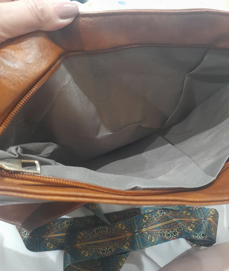 NEW Kangaroo Brown Leather Crossbody Bag image indicator(9)