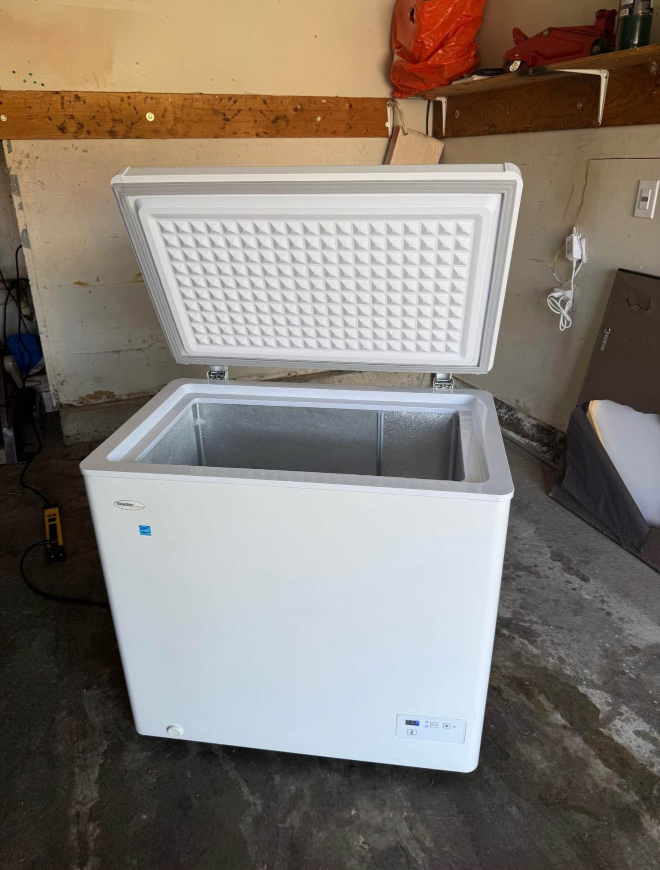 Danby 5.1 cu ft Chest Freezer – Excellent Condition - photo 5
