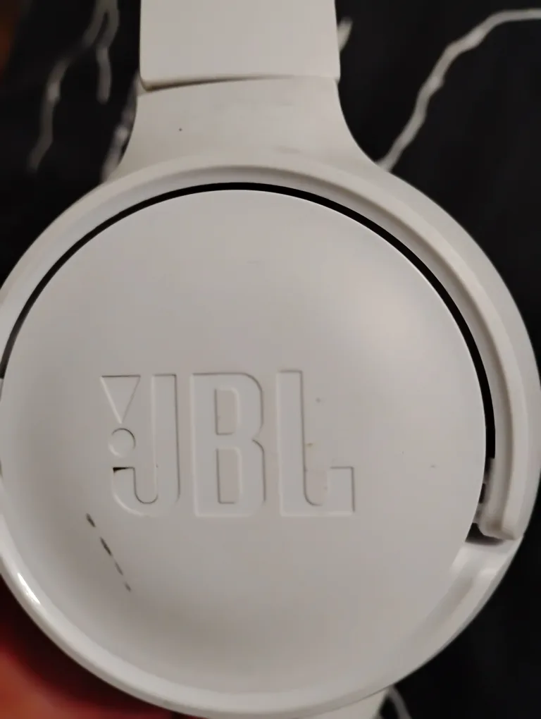 JBL White Headphones thumbnail