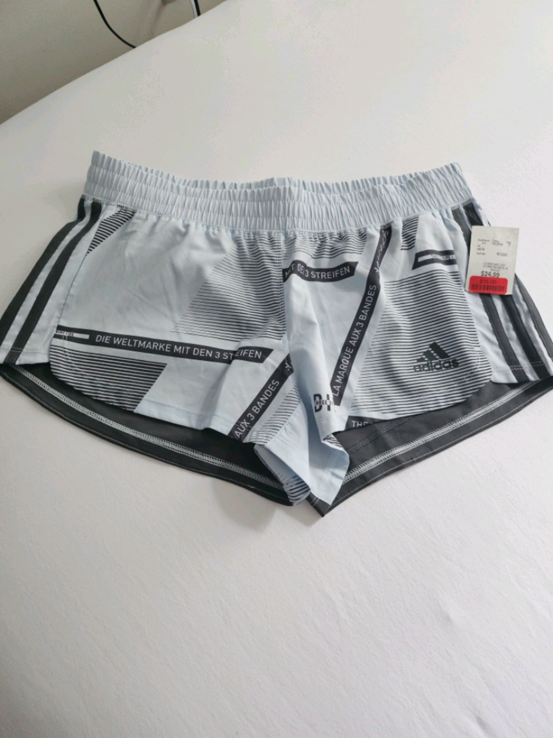 Short Adidas avec bandes