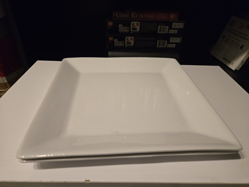 2 White Square & 4 Round Plates Set