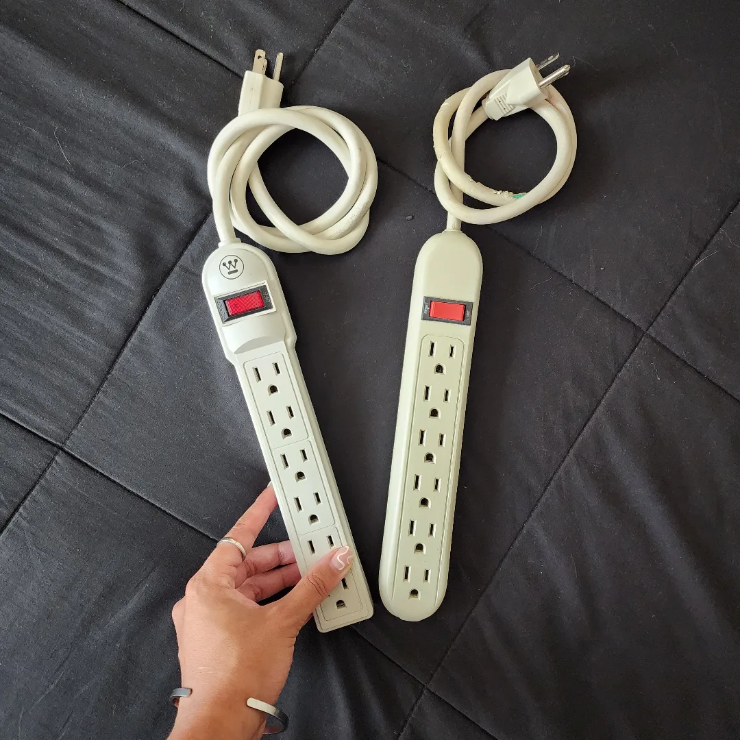 2 White Power Strips image indicator(2)