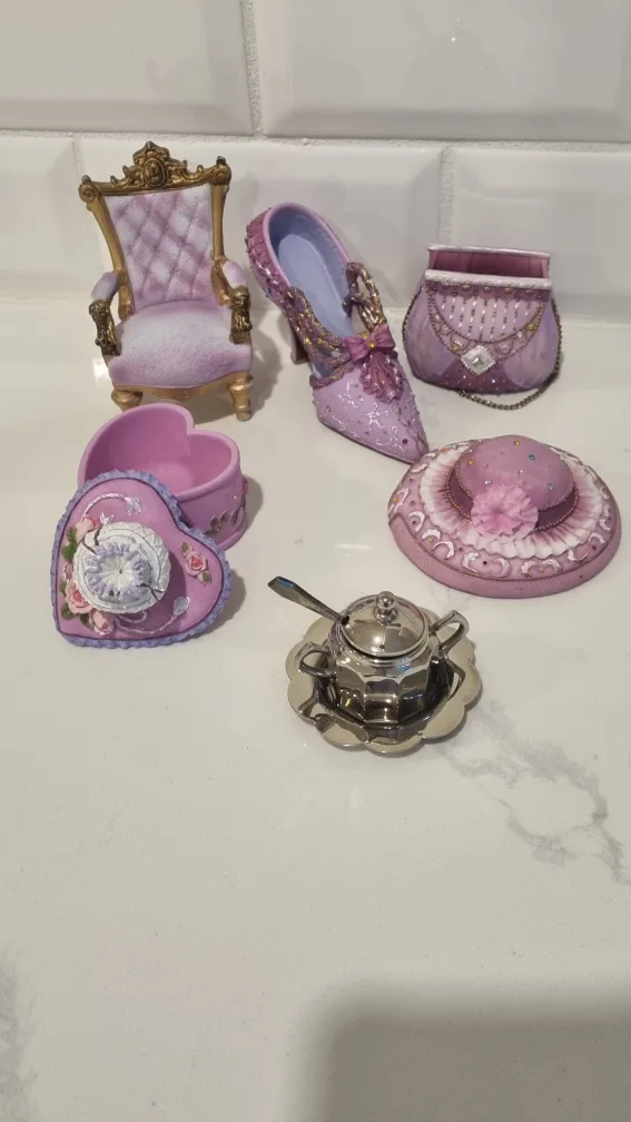 Decorative Collectible Figurines image indicator(2)