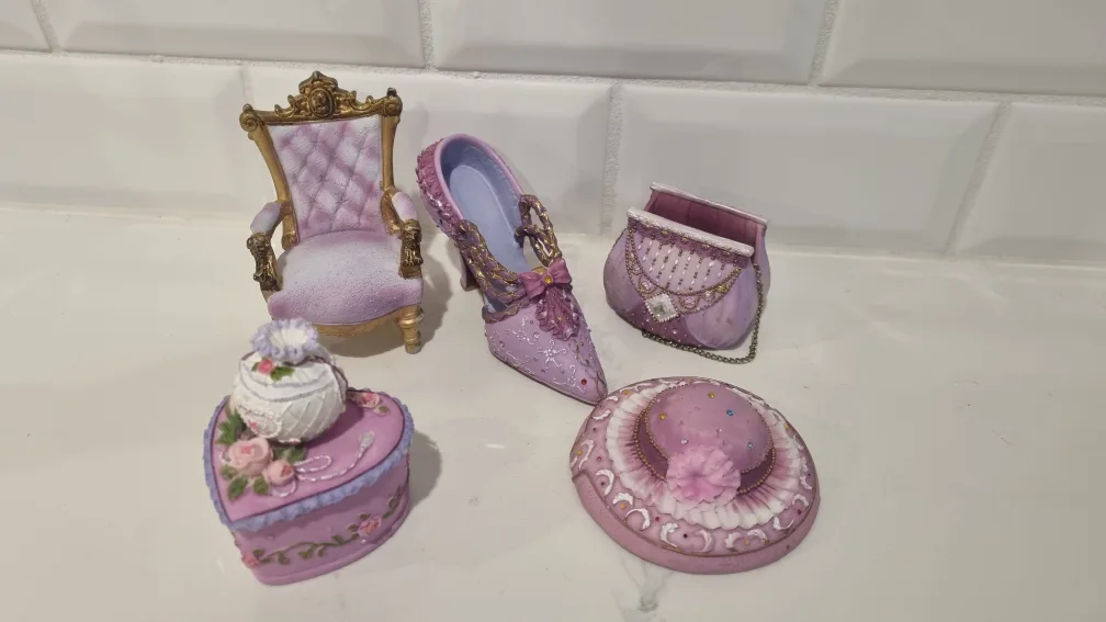 Decorative Collectible Figurines image indicator(3)