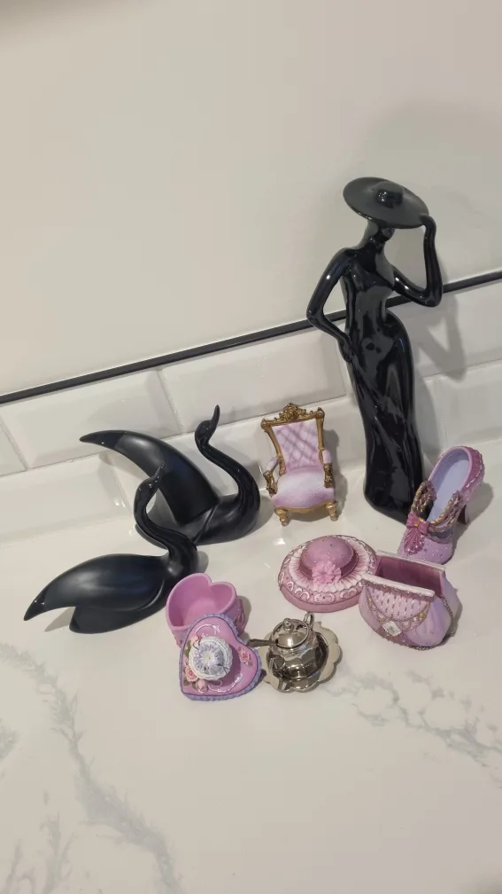 Decorative Collectible Figurines image indicator(4)