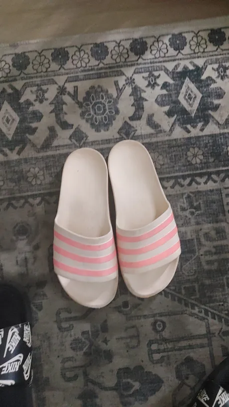 size 8 Addidas slides thumbnail