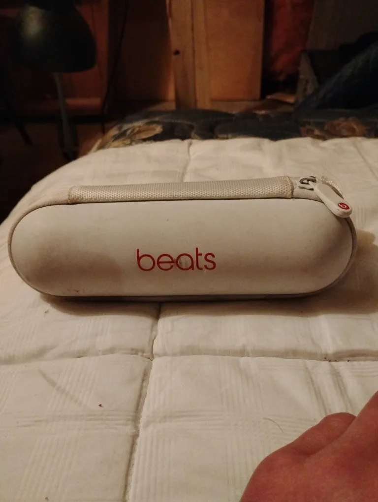 Beats Pill Portable Speaker with Case image indicator(5)