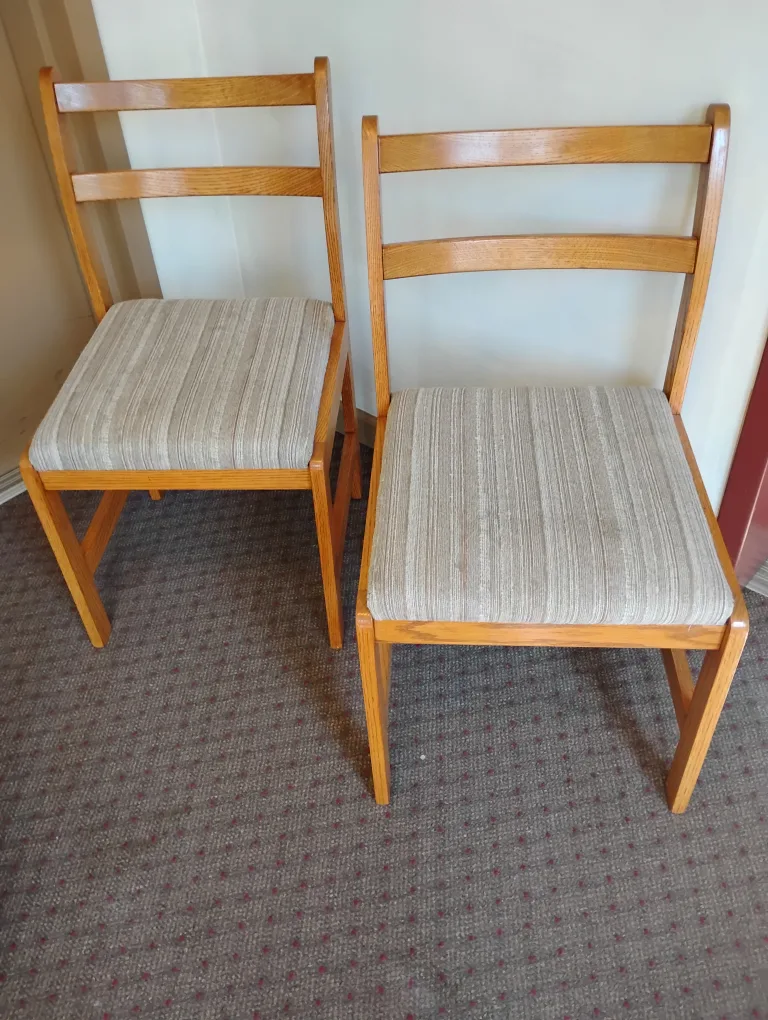 Round Oak Wooden Dining Table with 2 Extensions and 2 Chairs image indicator(7)